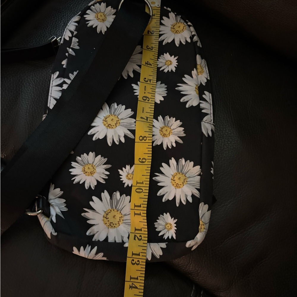 Daisy Print crossbody bag comes with gnome. - Picture 8 of 9